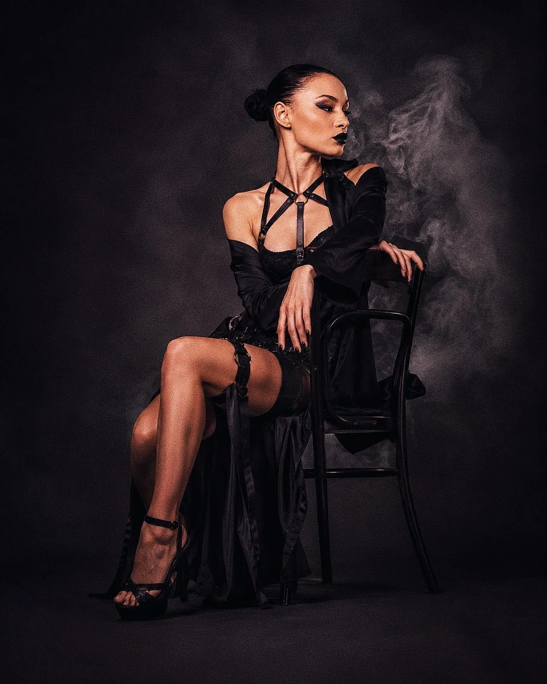 Portret artistic al Alexandrei Dinu într-un decor de studio întunecat