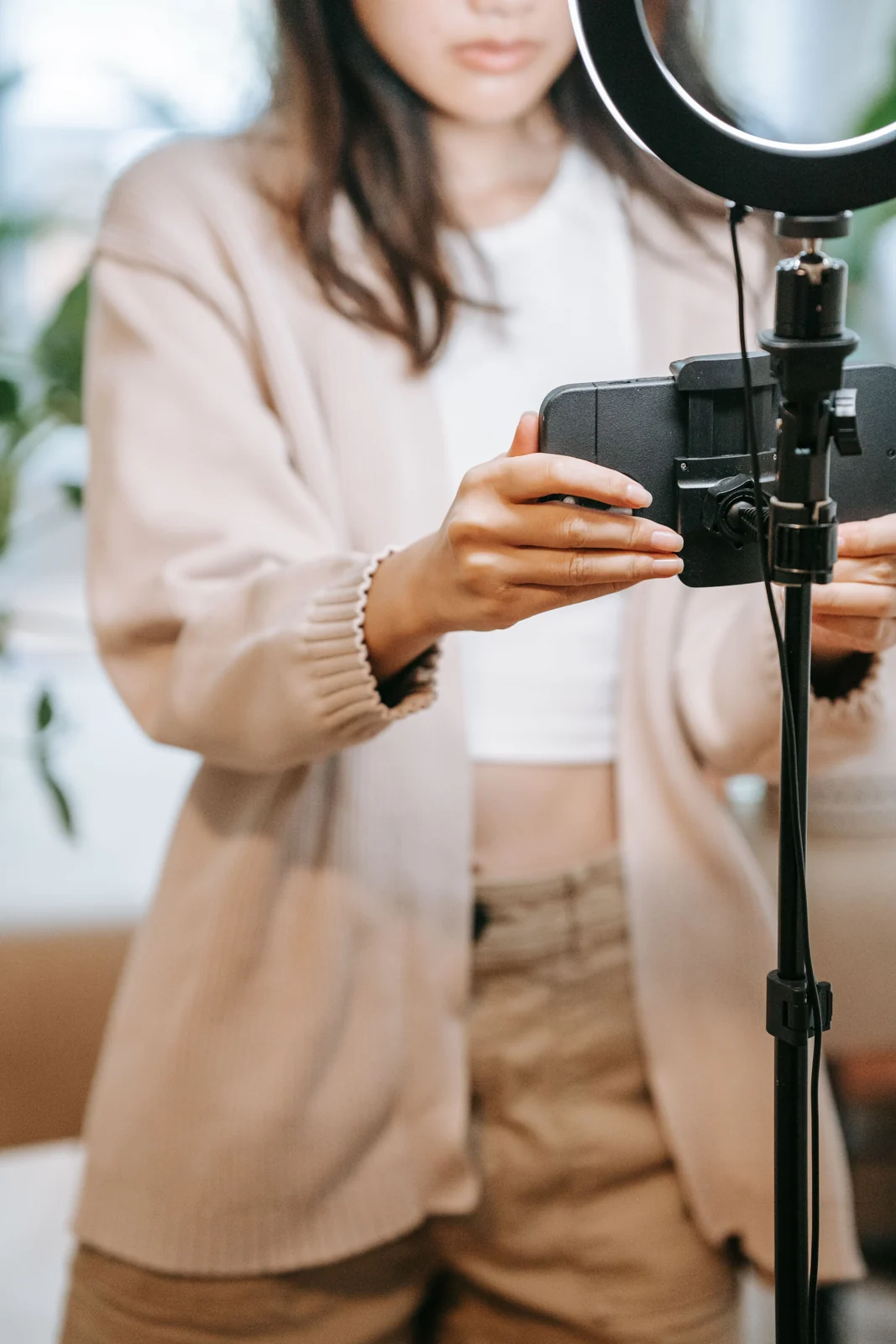 Telefon fixat într-un suport cu lumină circulară pentru fotografii realizate acasă