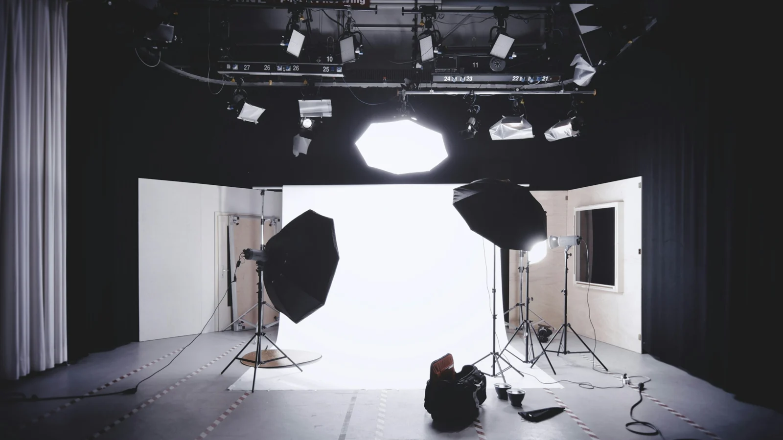 Spațiu de studio foto cu echipamente de iluminat și fundal pentru portrete